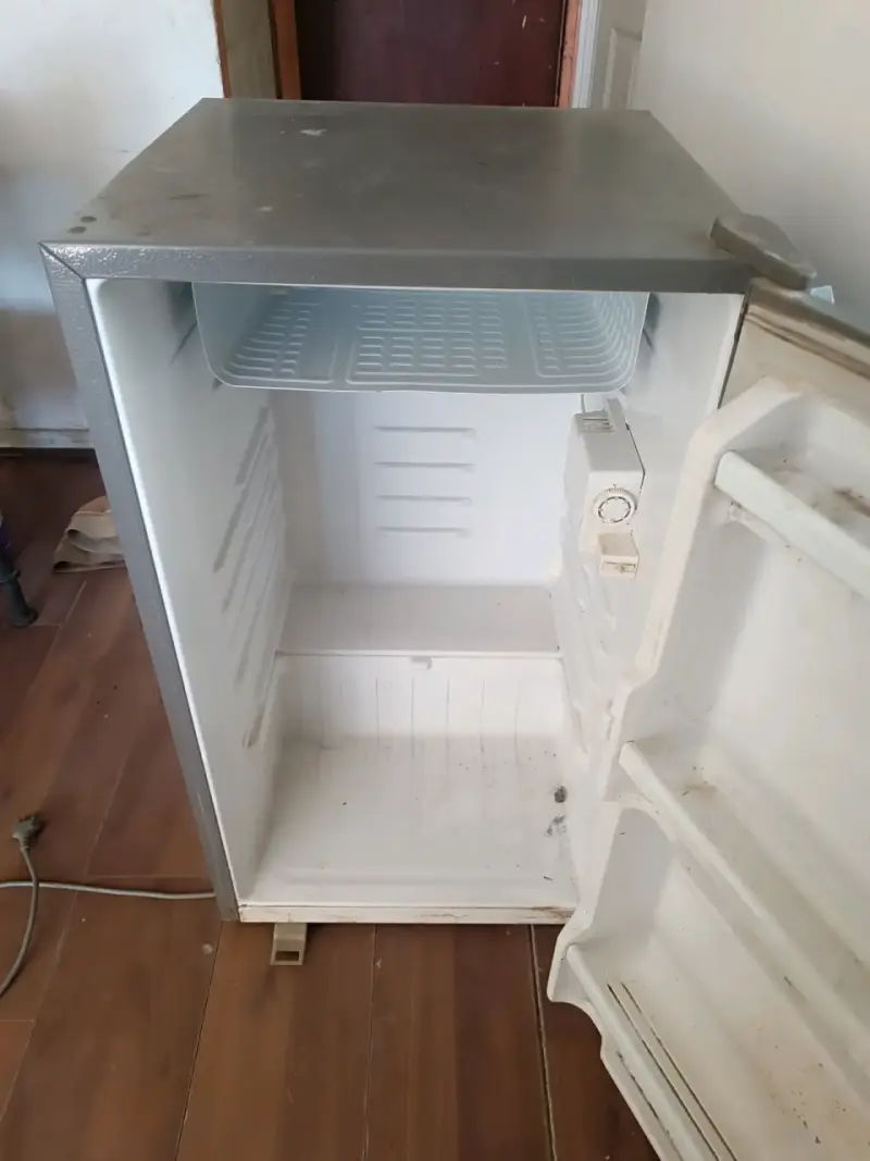 Refrigerador compacto Daewoo gris con congelador - 3