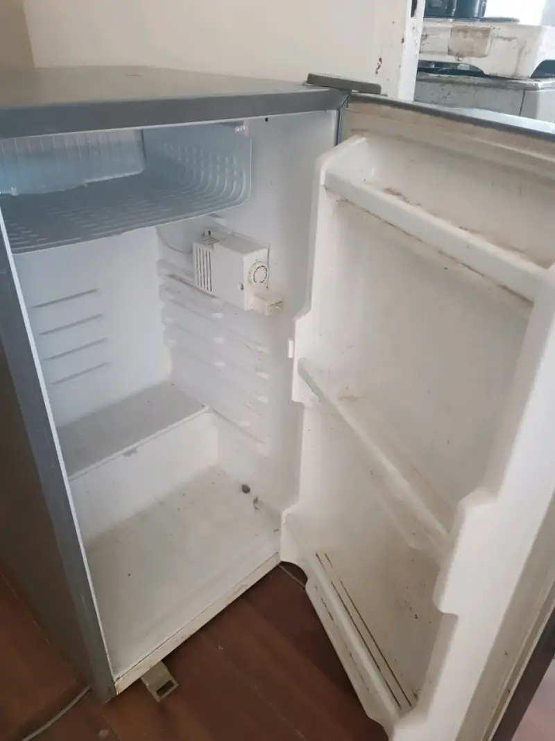 Refrigerador compacto Daewoo gris con congelador - 4