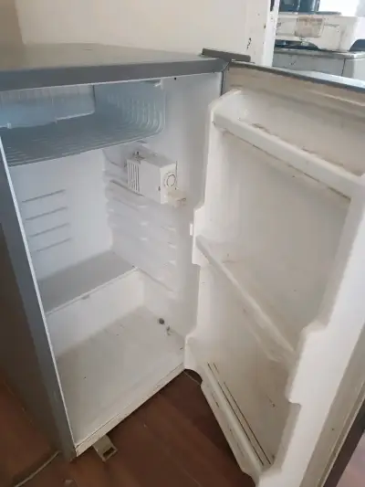Refrigerador compacto Daewoo gris con congelador - miniatura 4