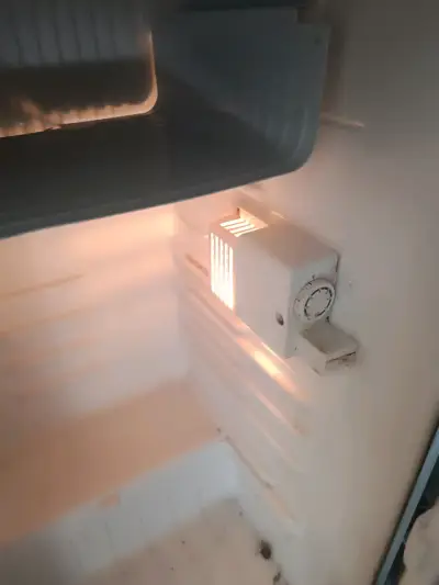 Refrigerador compacto Daewoo gris con congelador - miniatura 5