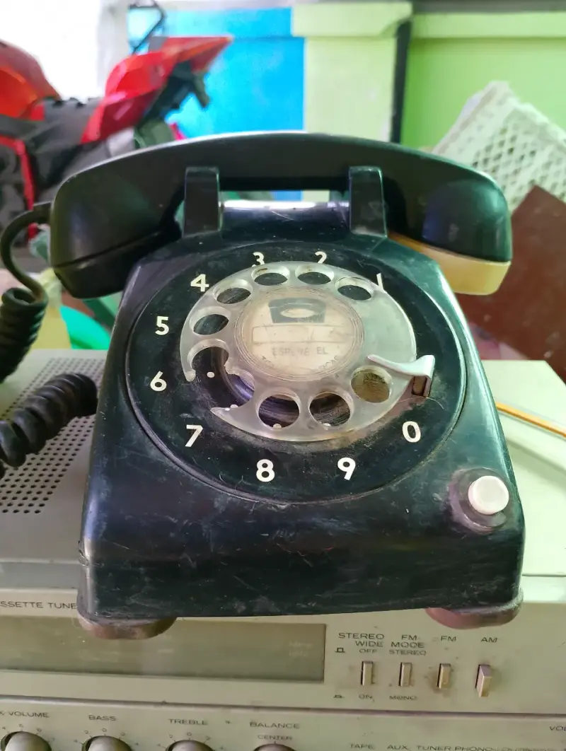 Teléfono antiguo de disco negro