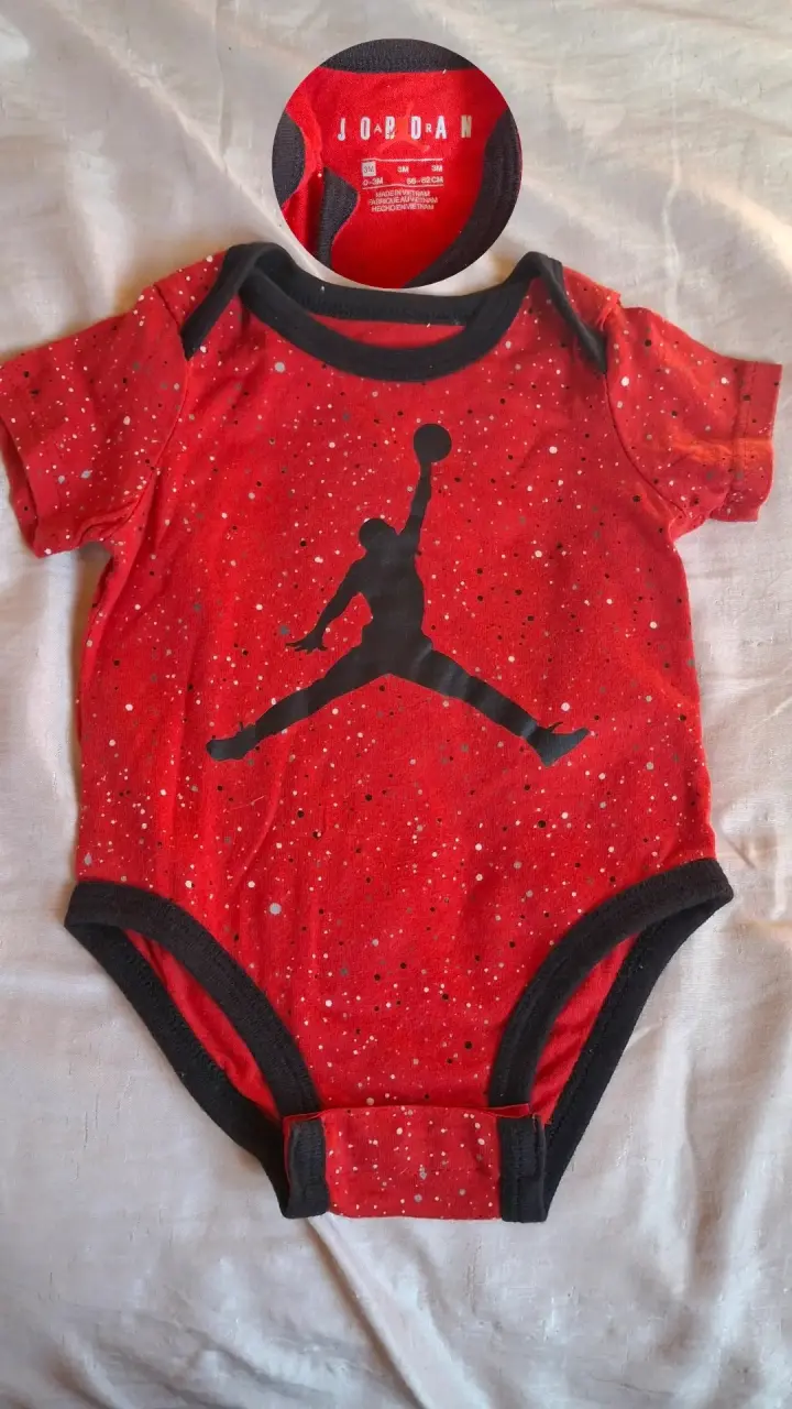 Body de bebé rojo Jordan con diseño Jumpman