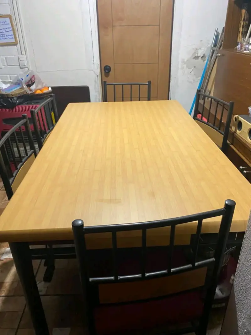 Juego de comedor de madera con sillas metálicas - 1