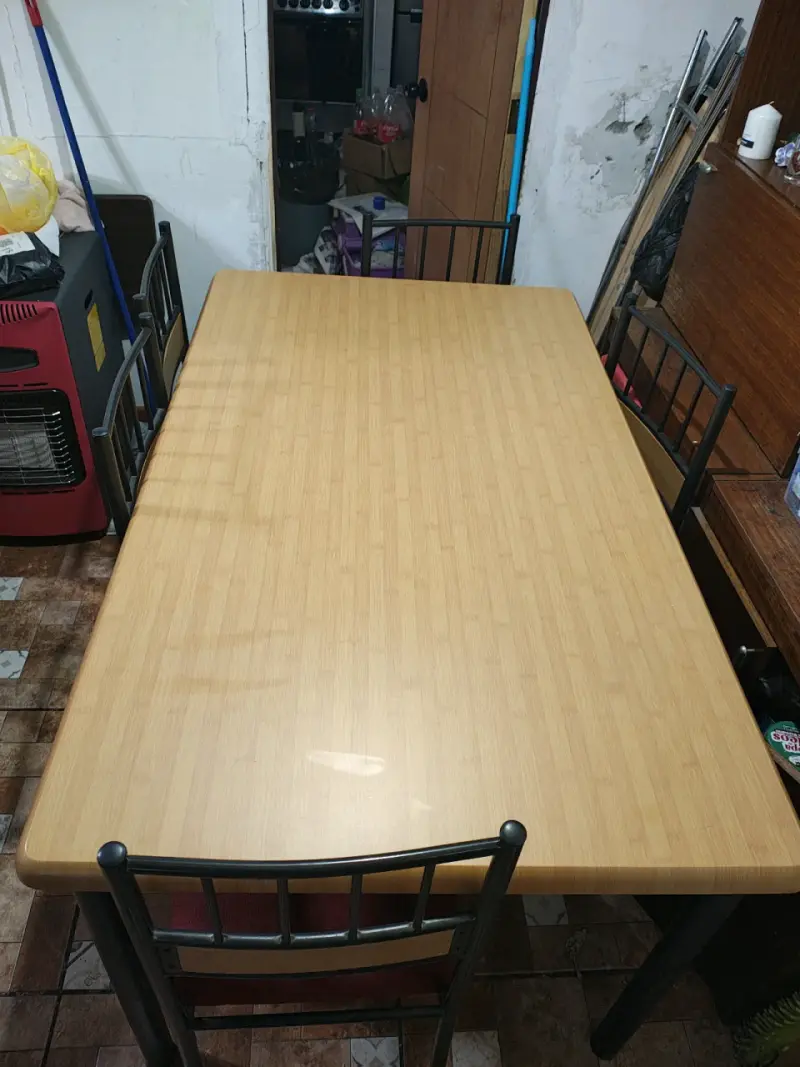 Juego de comedor de madera con sillas metálicas - 4