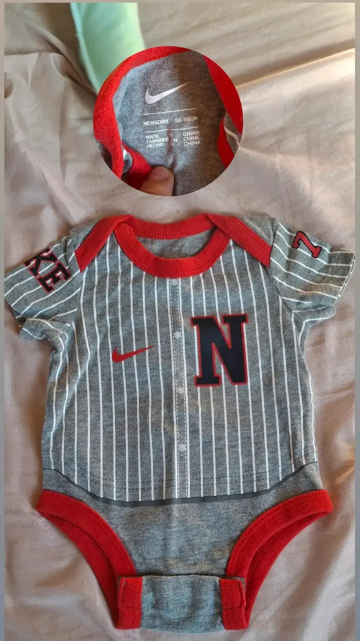 Body de bebé Nike gris y rojo