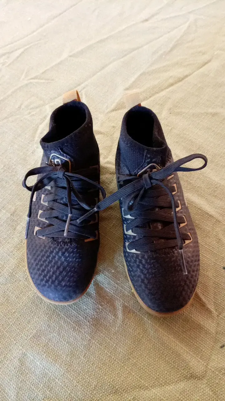 Zapatillas deportivas negras con suela de goma - 1