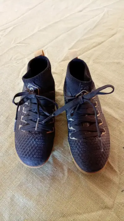Zapatillas deportivas negras con suela de goma - miniatura 1