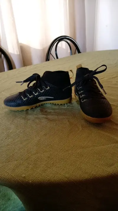 Zapatillas deportivas negras con suela de goma - miniatura 2