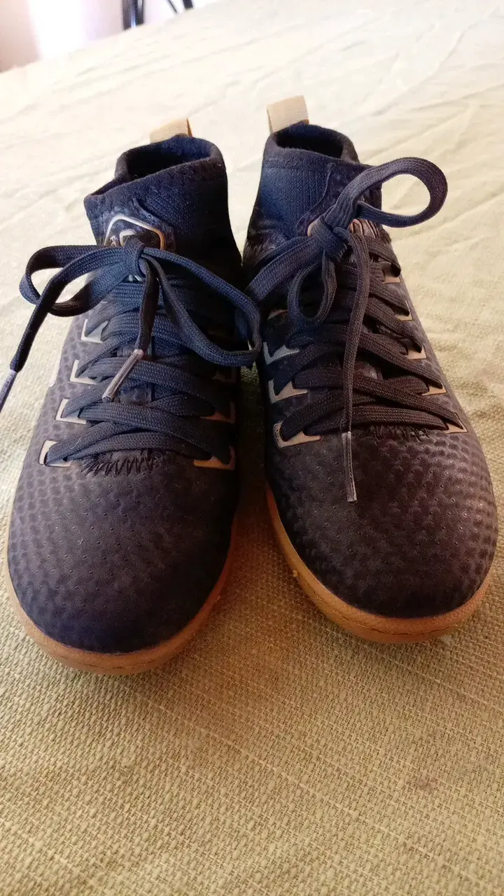Zapatillas deportivas negras con suela de goma - 3