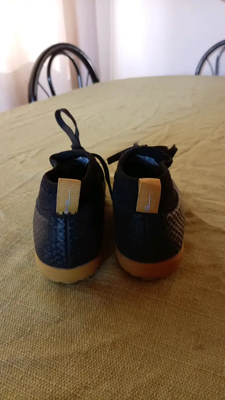 Zapatillas deportivas negras con suela de goma - 4
