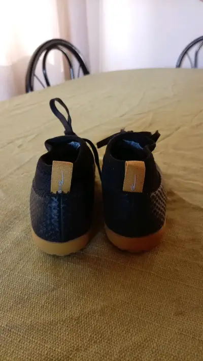 Zapatillas deportivas negras con suela de goma - miniatura 4
