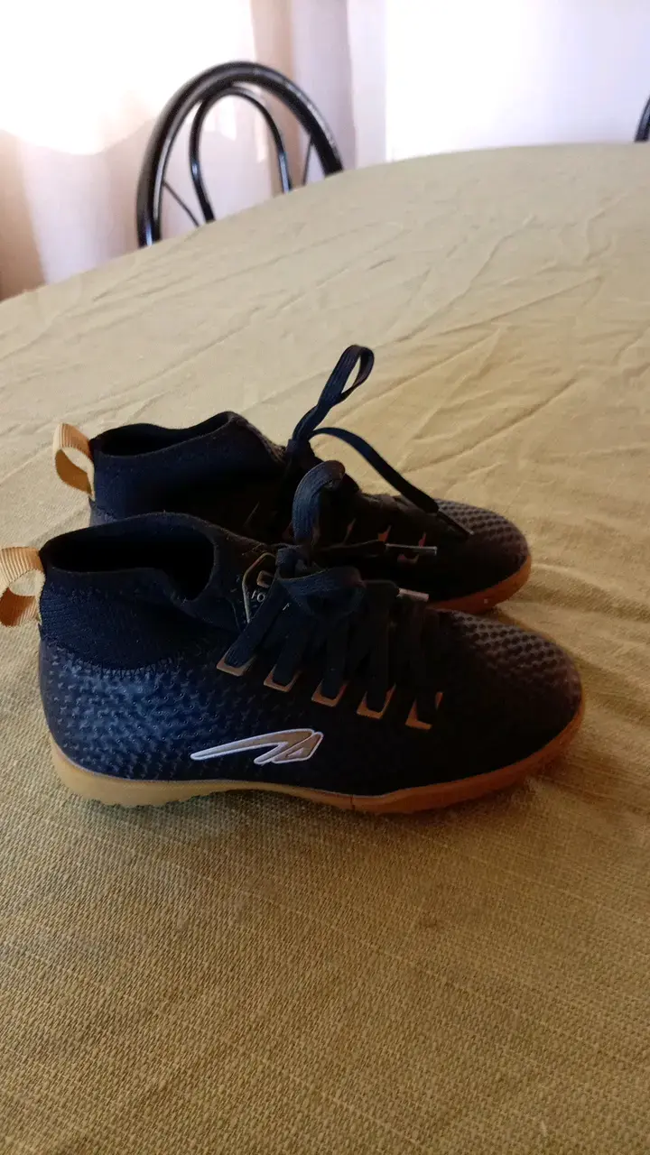 Zapatillas deportivas negras con suela de goma - 5