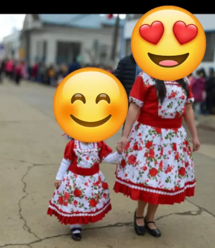 Vestidos de huasa para madre e hija con flores