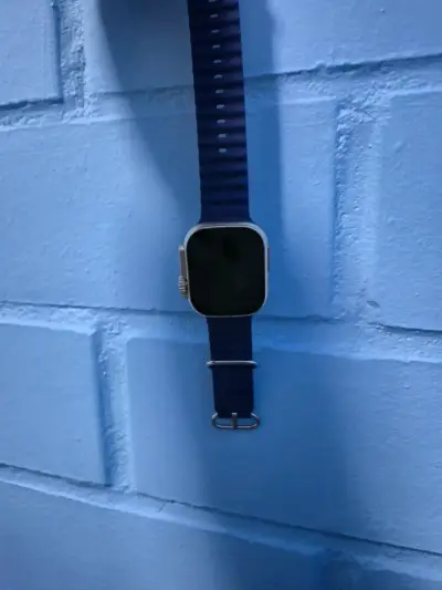 Smartwatch con correa azul y diseño moderno - miniatura 1