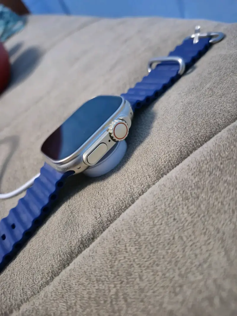 Smartwatch con correa azul y diseño moderno - 2