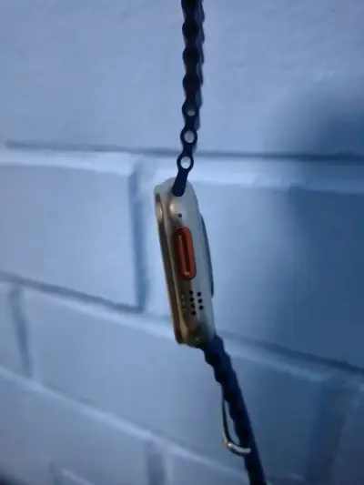 Smartwatch con correa azul y diseño moderno - miniatura 3
