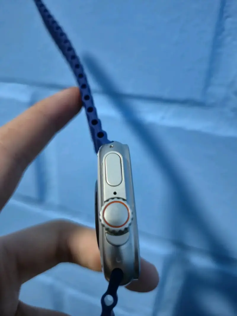 Smartwatch con correa azul y diseño moderno - 4