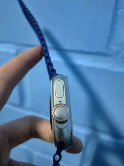 Smartwatch con correa azul y diseño moderno - miniatura 4