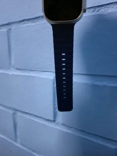 Smartwatch con correa azul y diseño moderno - miniatura 5