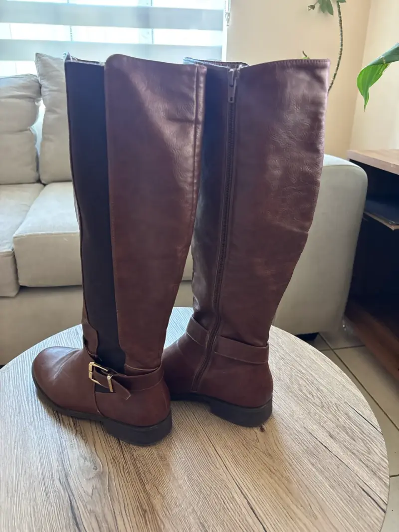 Botas largas de cuero marrón con hebilla - 1