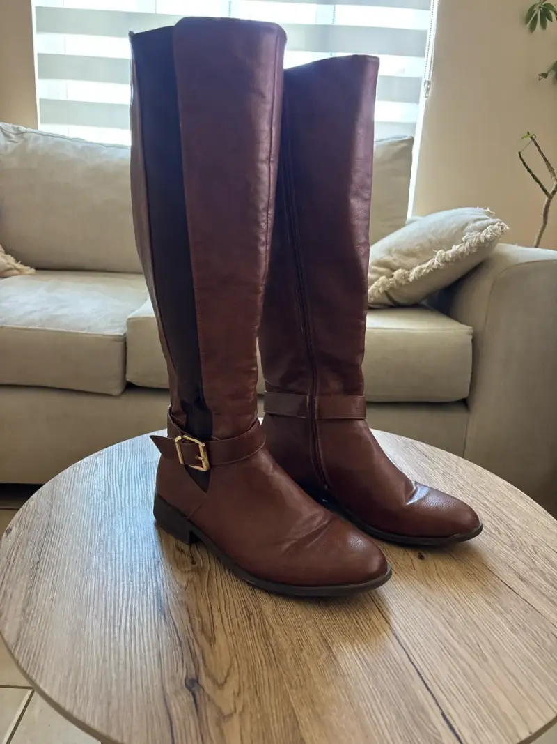 Botas largas de cuero marrón con hebilla - 2