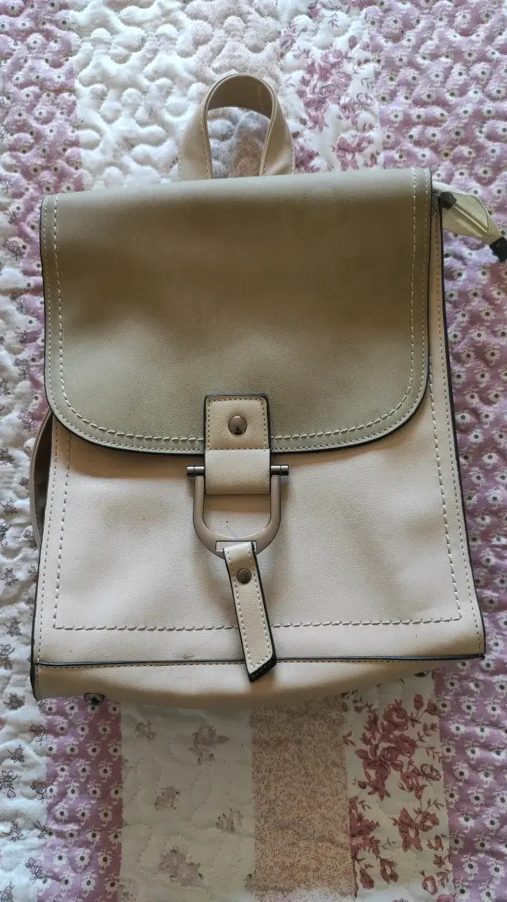 Mochila beige de cuero sintético con hebilla