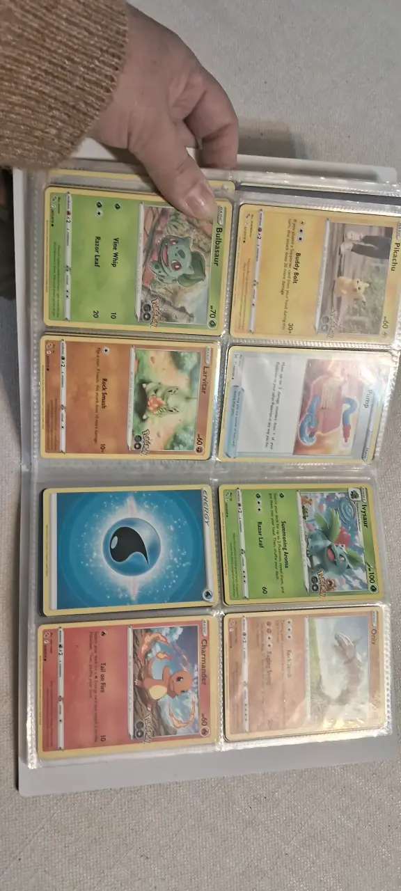 Colección de cartas Pokémon en álbum - 1