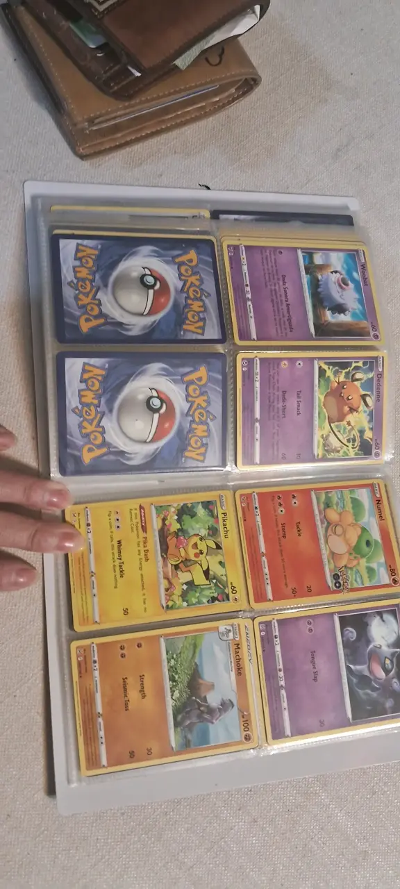 Colección de cartas Pokémon en álbum - 4