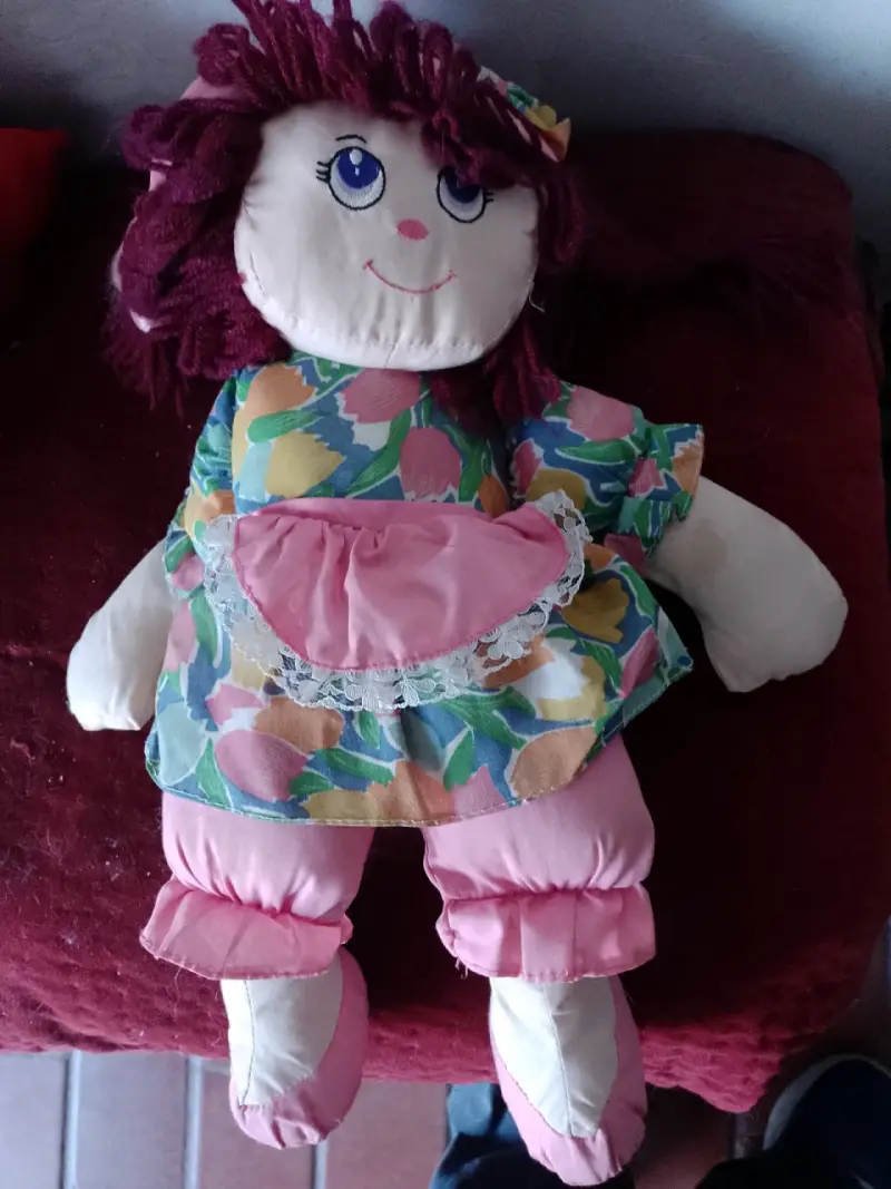 Muñeca de trapo con vestido colorido