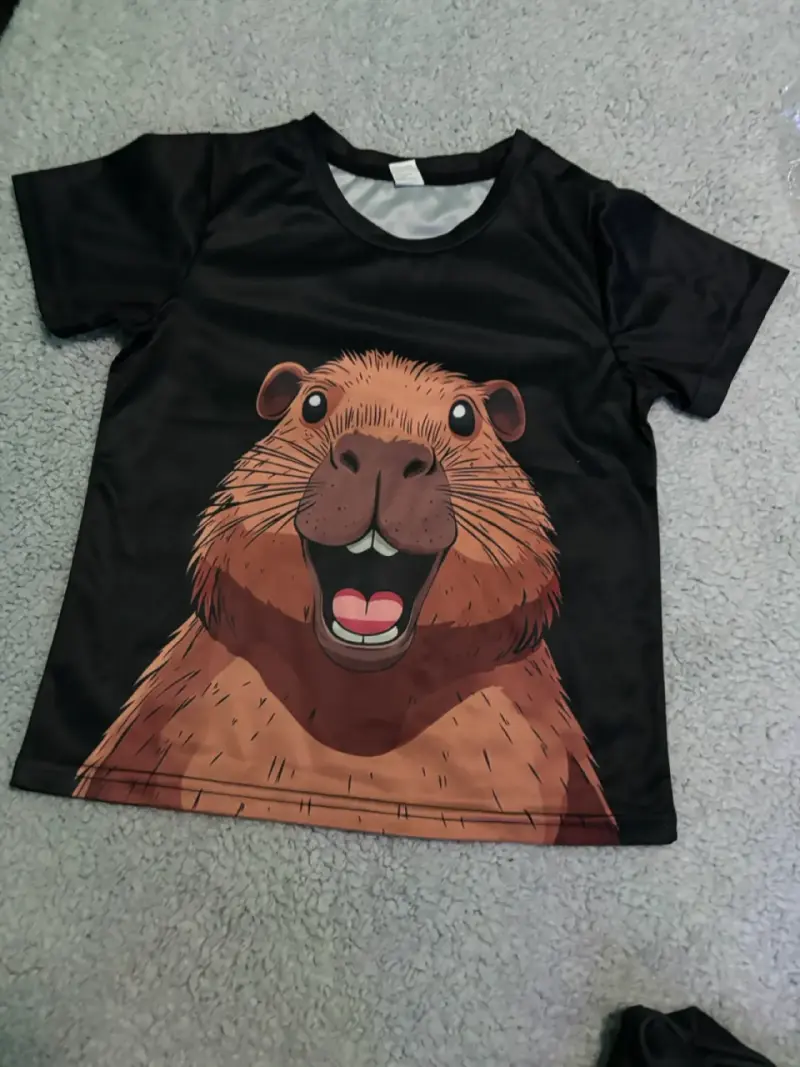 Polera negra con diseño de carpincho - 1
