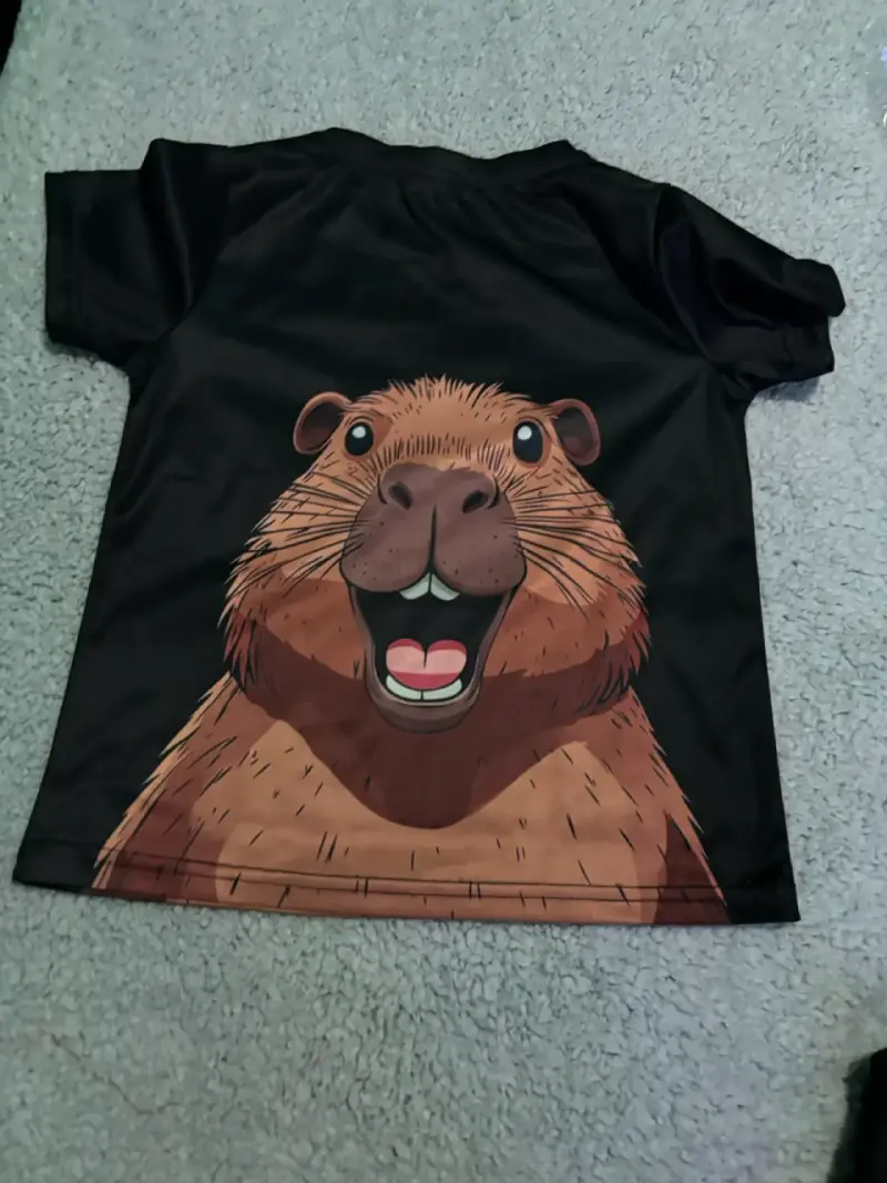 Polera negra con diseño de carpincho - 2