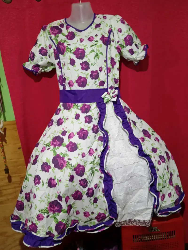Vestido de fiesta floral con volantes