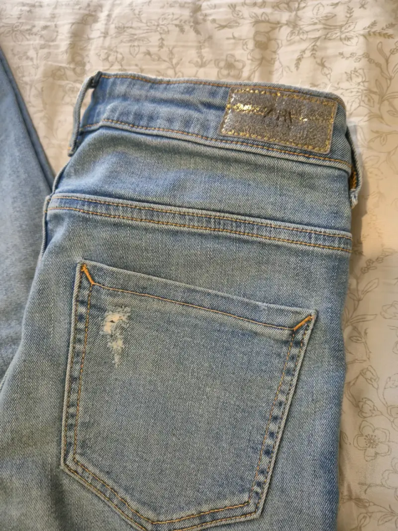 Jeans Zara con detalles desgastados - 1