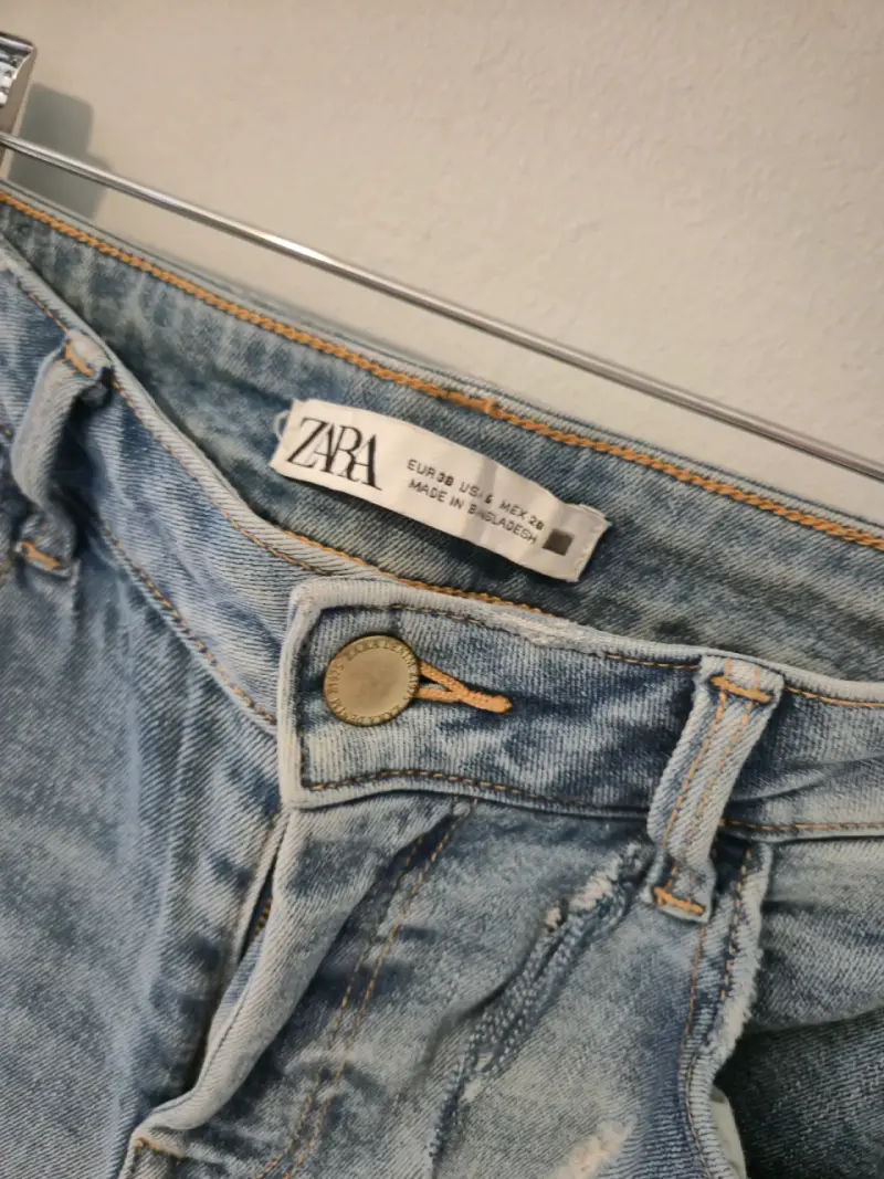 Jeans Zara con detalles desgastados - 2