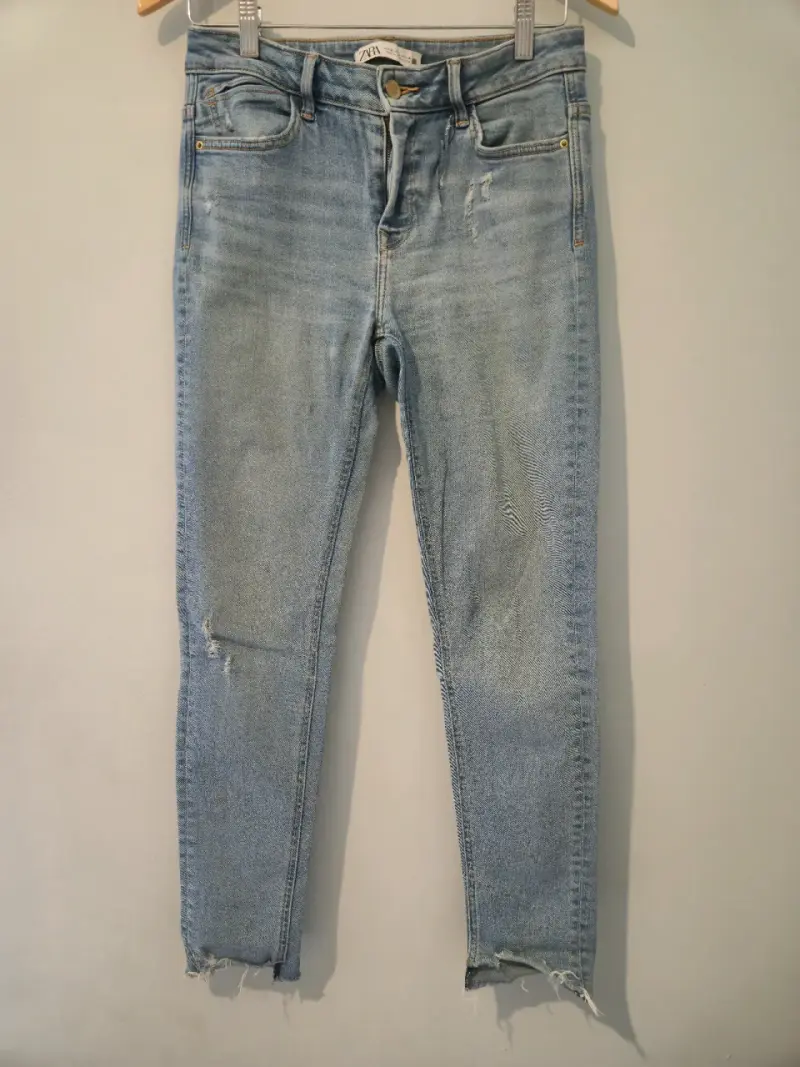 Jeans Zara con detalles desgastados - 3