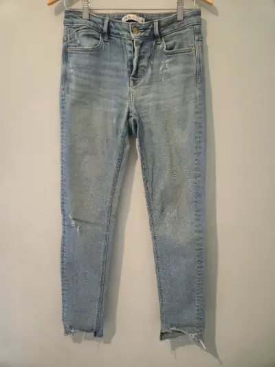 Jeans Zara con detalles desgastados - miniatura 3