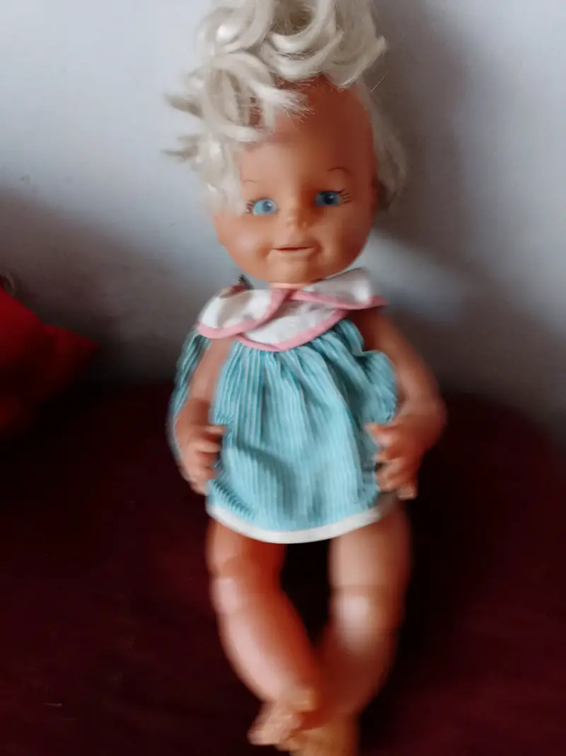 Muñeca vintage con vestido azul