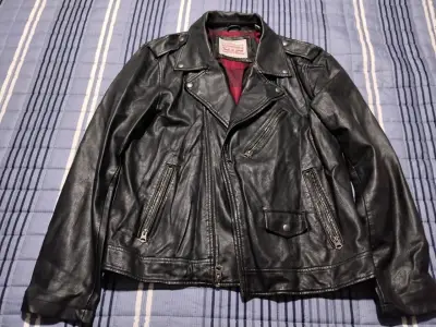 Chaqueta de cuero negra estilo motociclista - miniatura 1