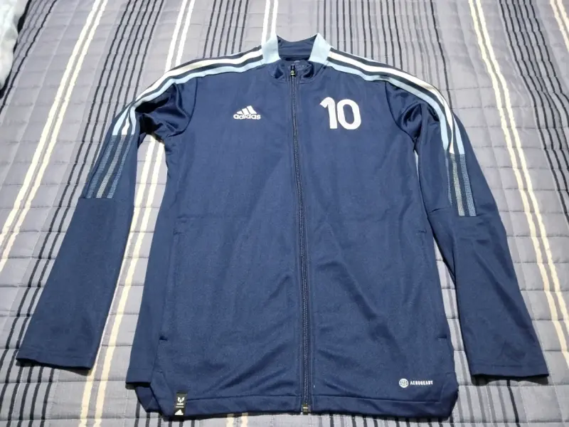 Chaqueta deportiva Adidas azul con número 10 - 1