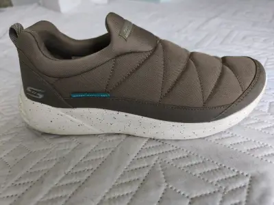 Zapatillas Skechers marrones impermeables - miniatura 1