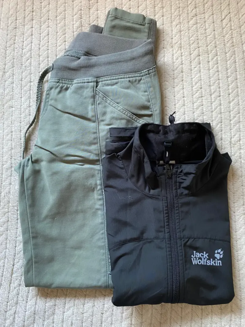 Chaleco Jack Wolfskin y pantalones The North Face - 1