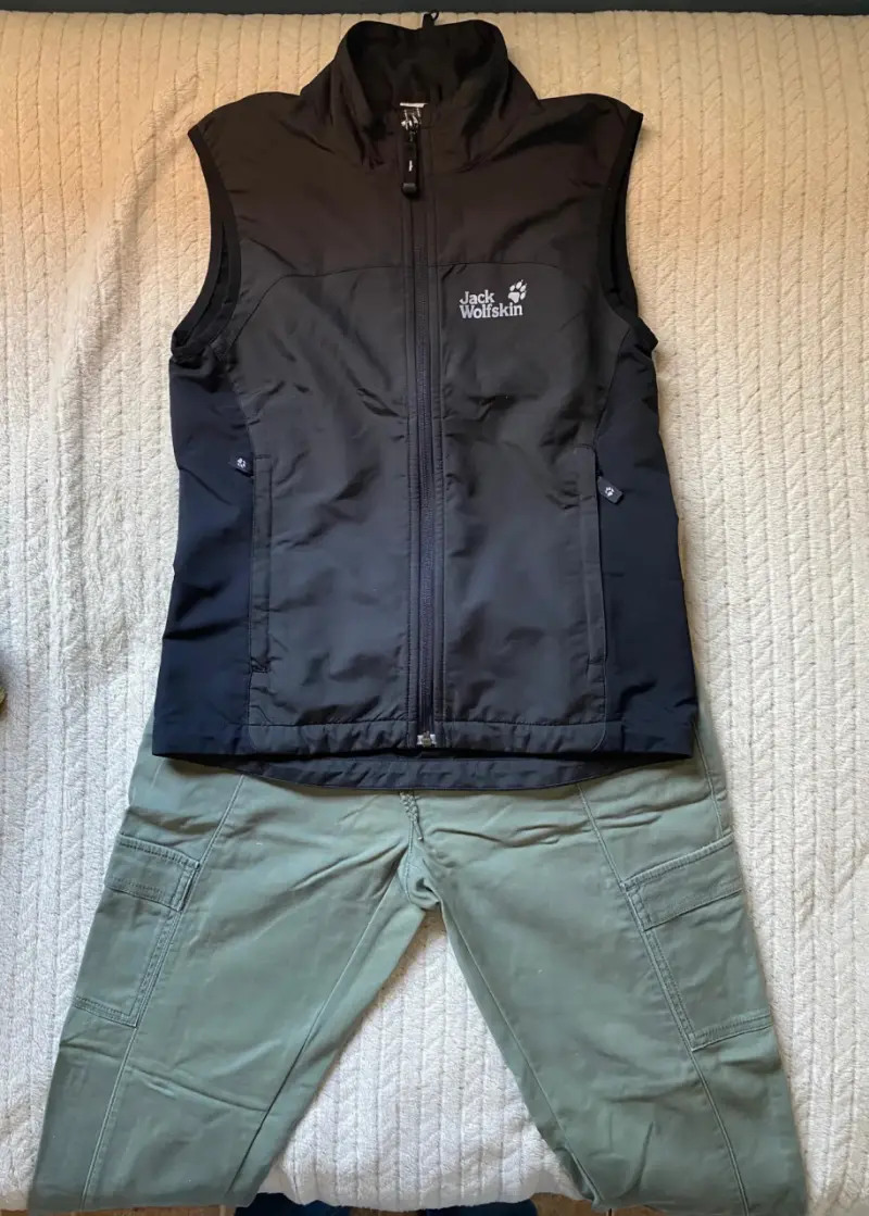 Chaleco Jack Wolfskin y pantalones The North Face - 2