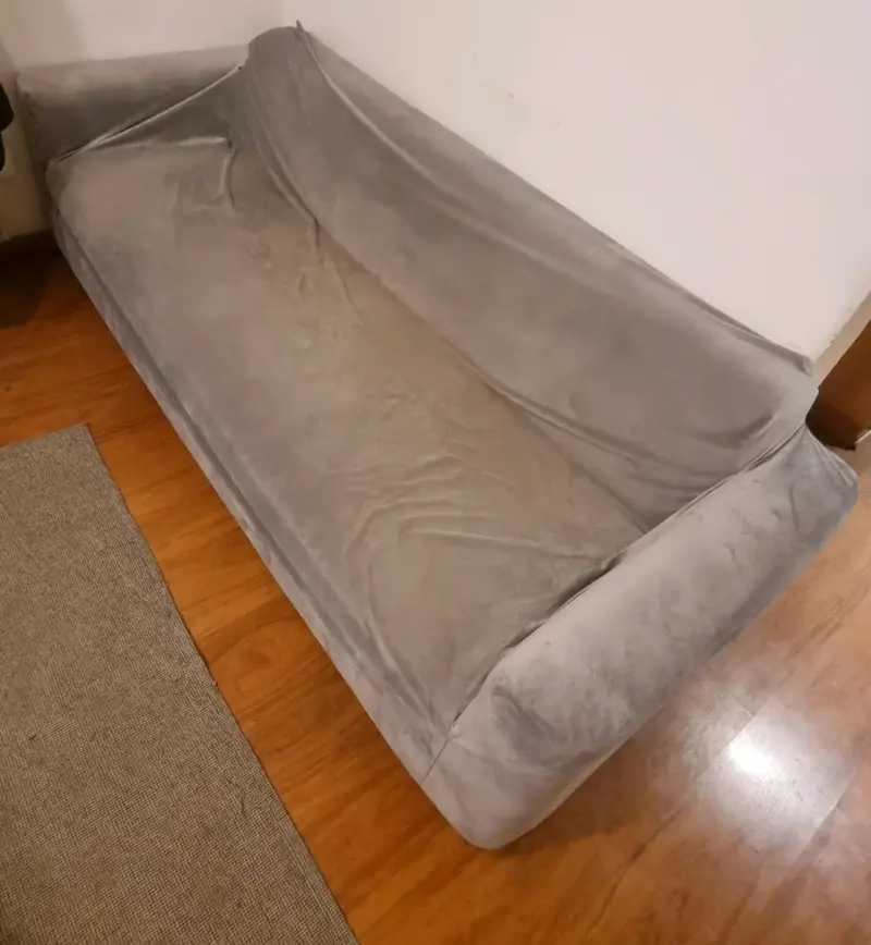 Sofá beige de tres plazas en buen estado - 2