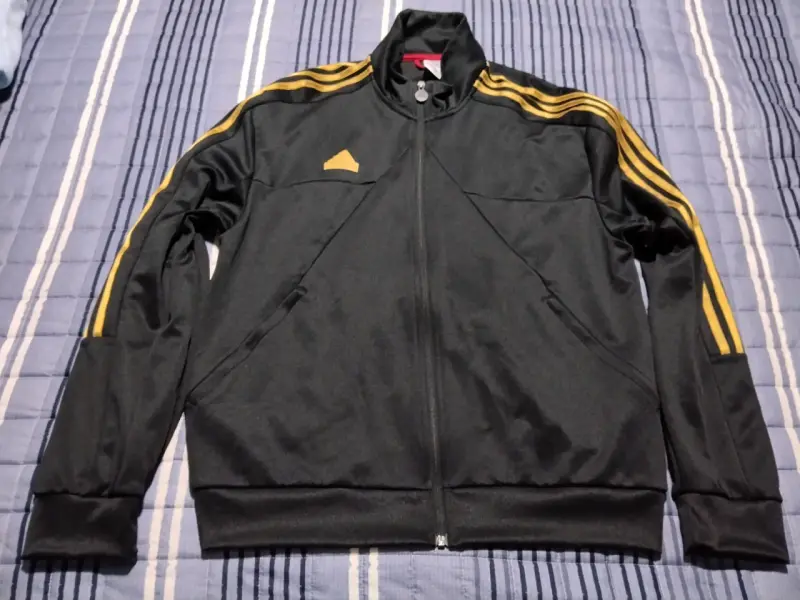 Chaqueta deportiva negra Adidas con franjas doradas - 1