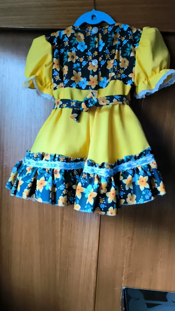 Vestido infantil amarillo con flores y encaje - 2