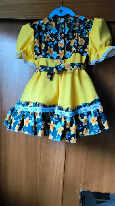 Vestido infantil amarillo con flores y encaje - miniatura 2