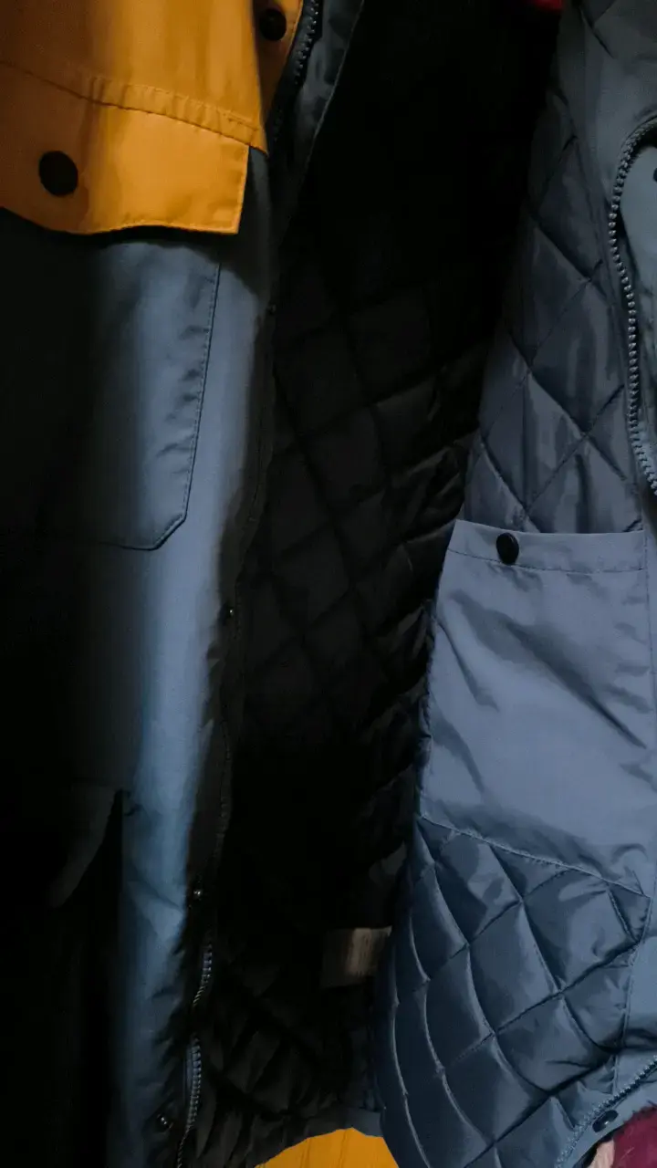 Chaqueta impermeable con capucha para hombre - 4