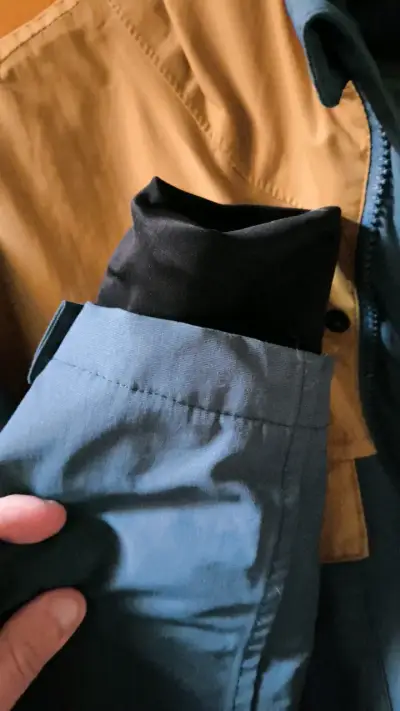 Chaqueta impermeable con capucha para hombre - miniatura 5