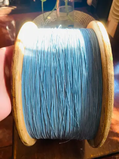 Carrete con hilo azul curado - miniatura 2