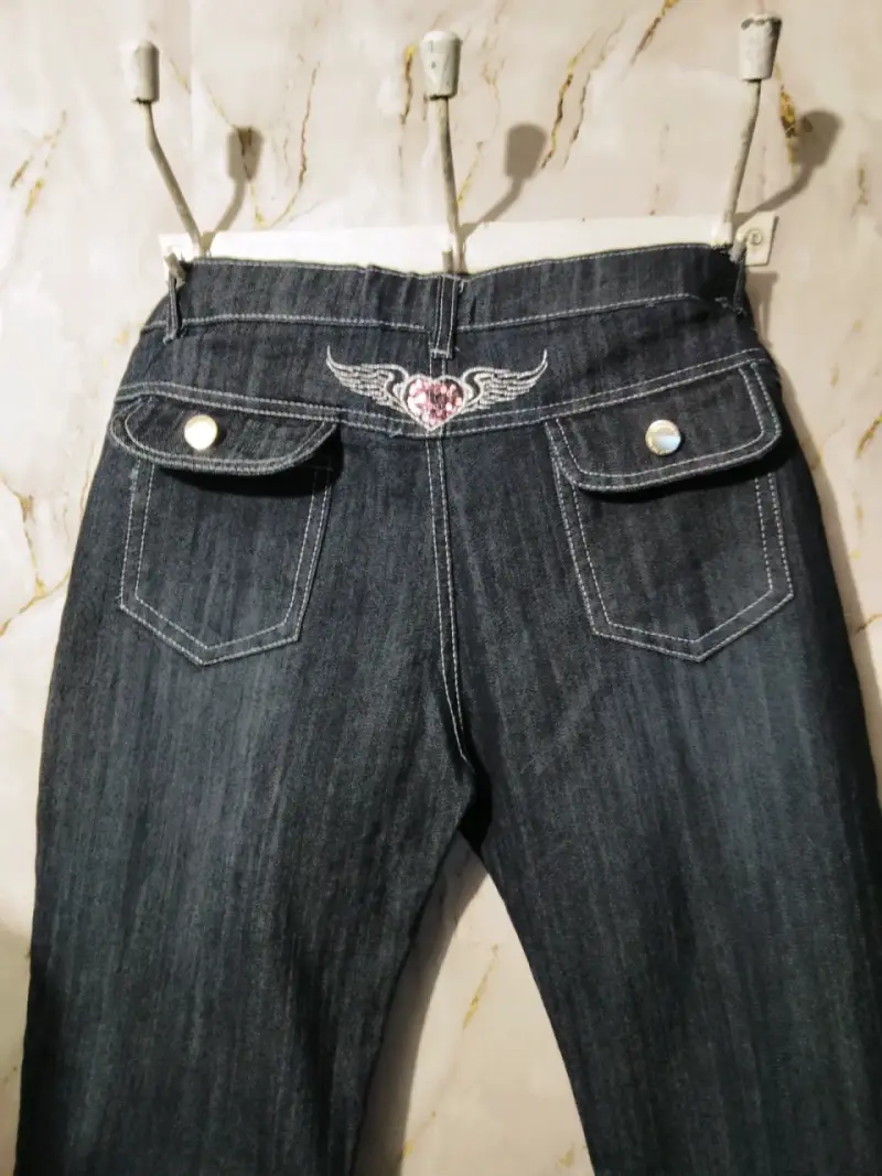 Jeans de mujer con diseño de alas y corazón